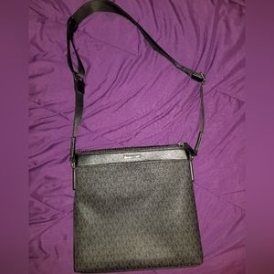 Like New Michael Kors Crossbody Purse Tote - Black